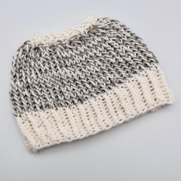 Handmade Knit Messy Bun High Ponytail Beanie Hat Gray White Crochet Unisex - Picture 4 of 7